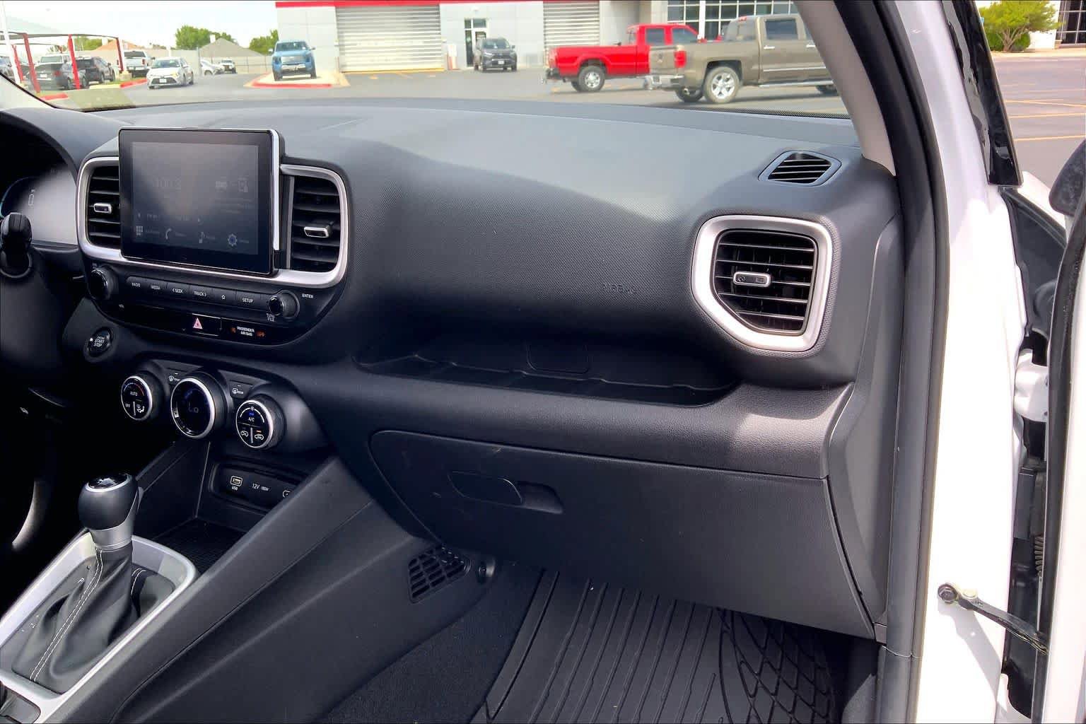 Used 2025 Hyundai Venue SEL FWD image 19