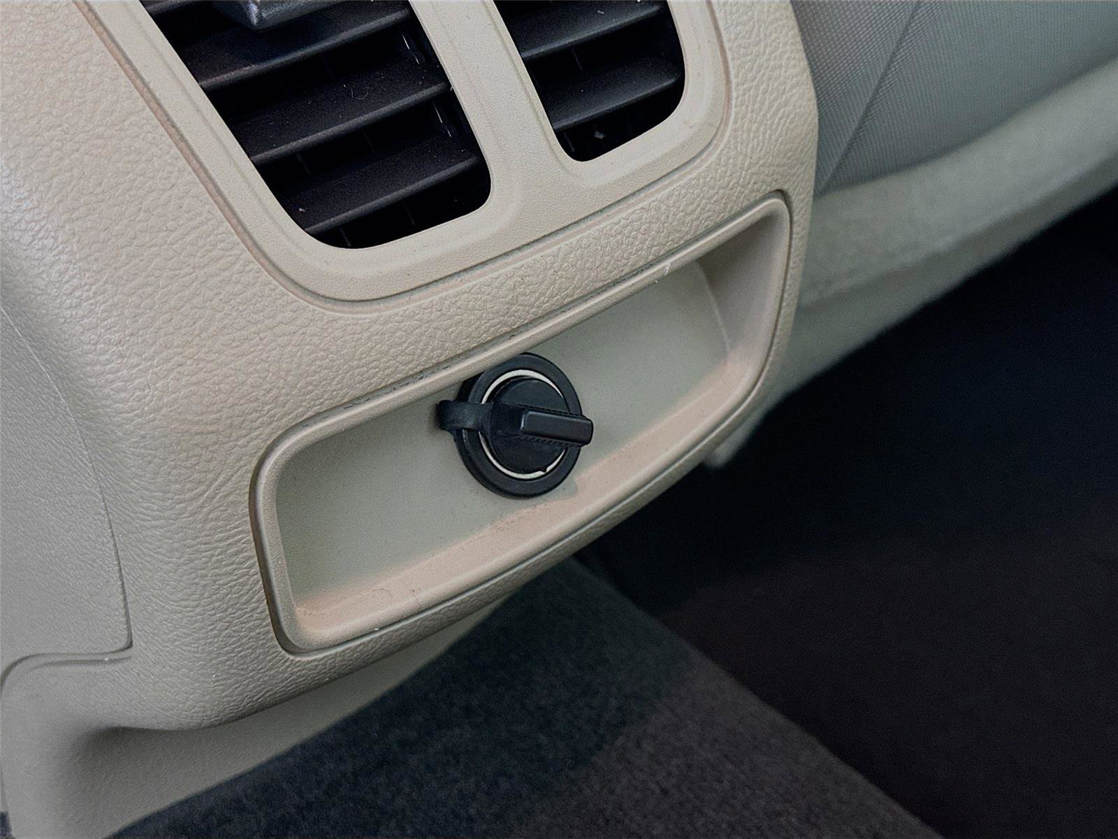 Used 2018 Ford Taurus SE FWD image 30