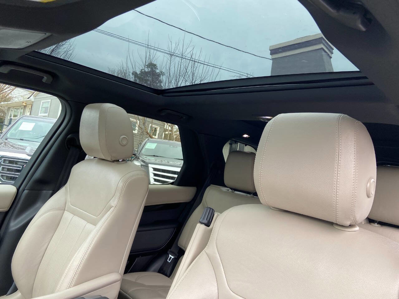 Used 2019 Land Rover Discovery SE AWD/4WD image 15