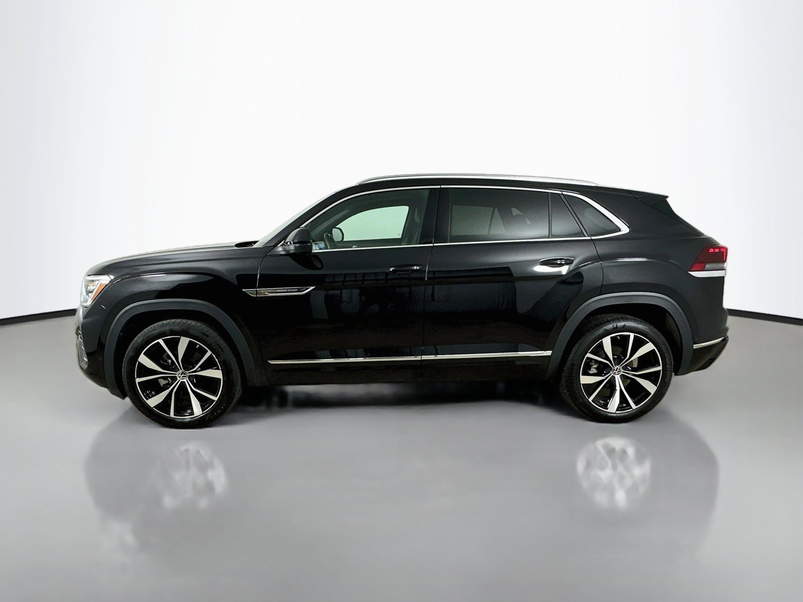 Certified 2026 Volkswagen Atlas Cross Sport SEL Premium R-Line AWD/4WD image 8