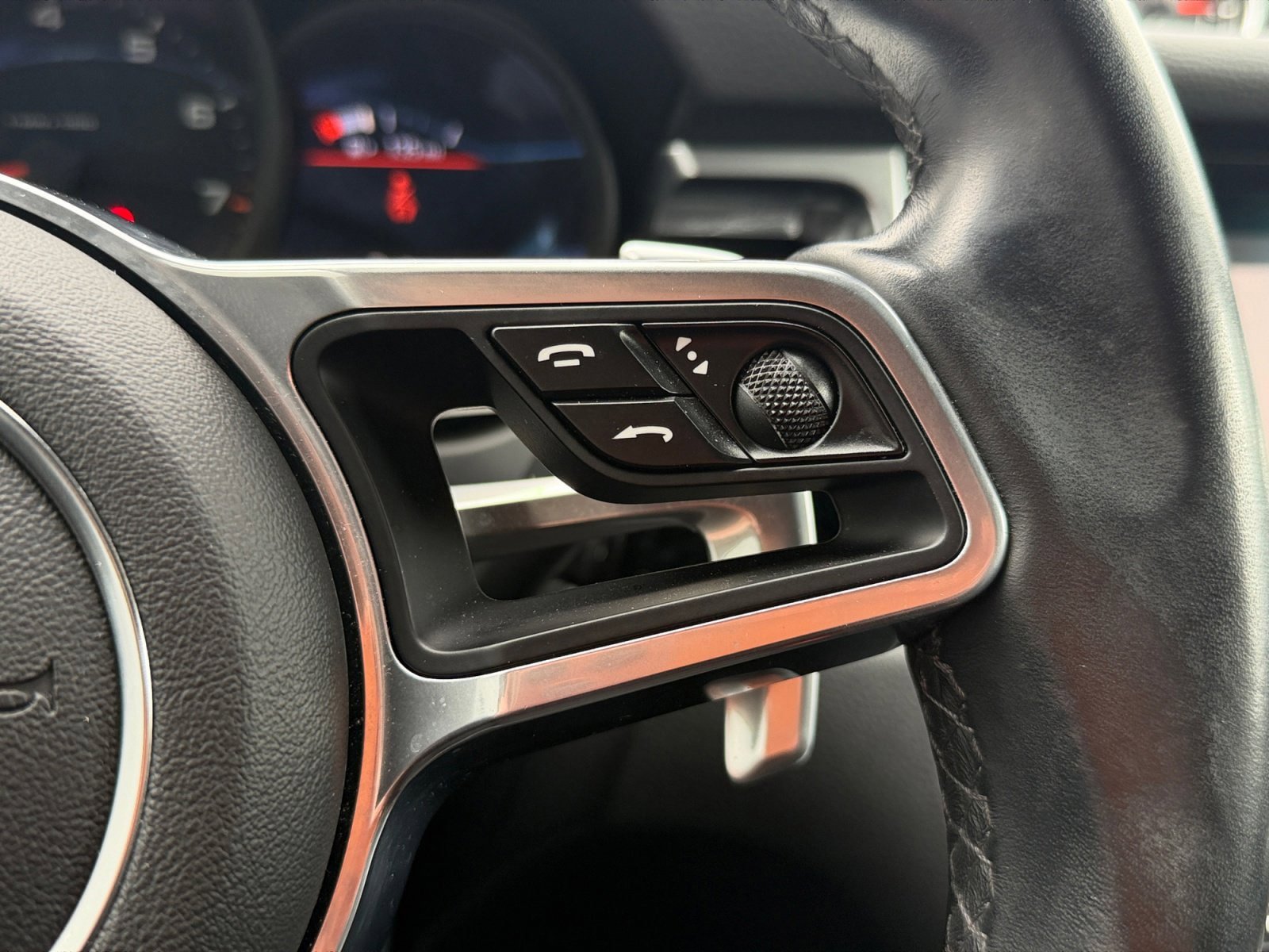 Certified 2020 Porsche Macan image 30