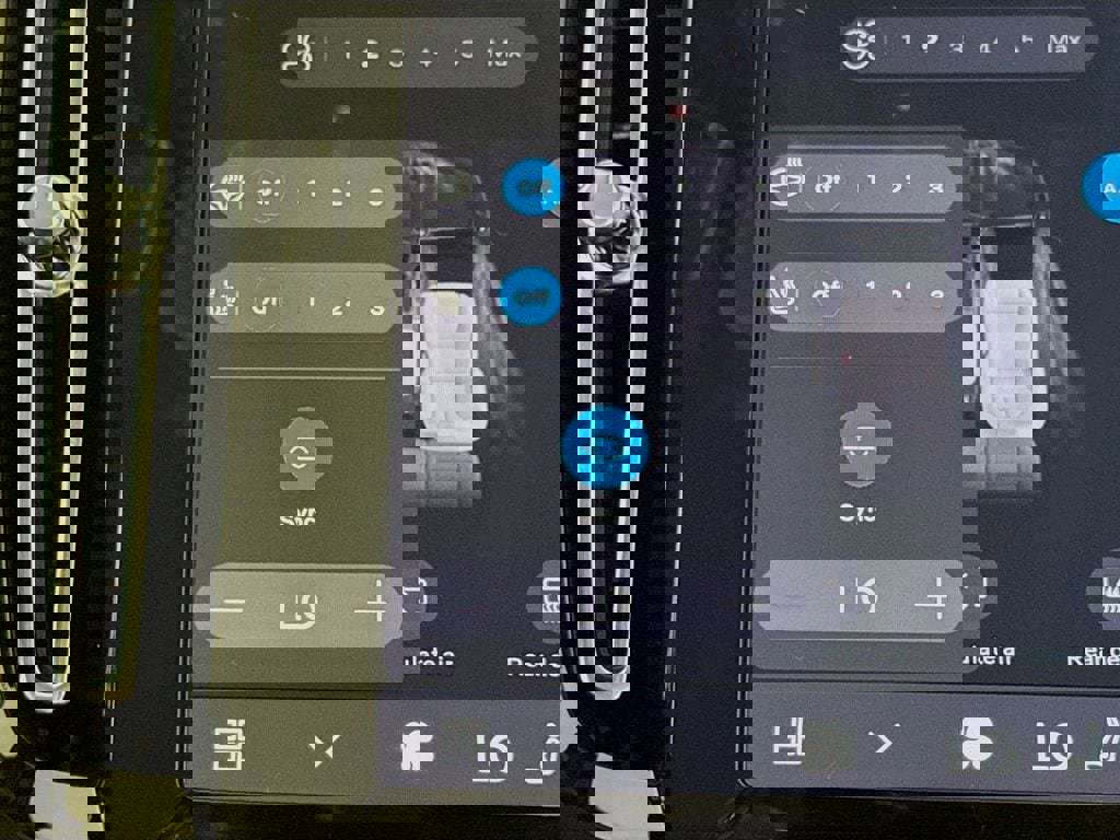 Certified 2026 Volvo XC40 B5 Ultra w/ Climate Package image 21