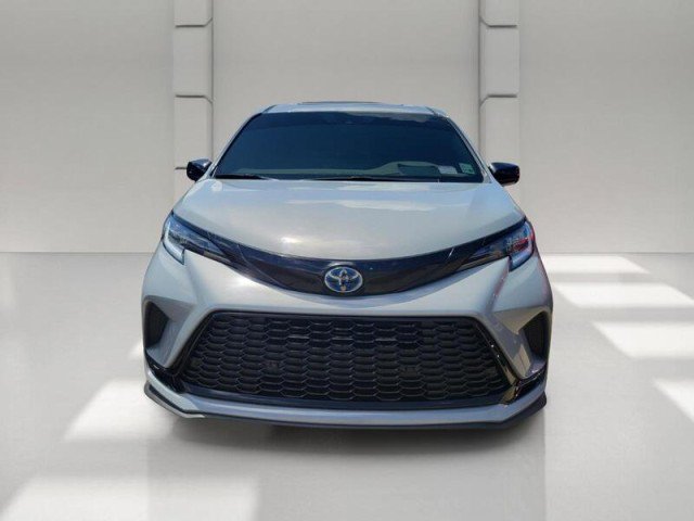 Used 2025 Toyota Sienna XSE FWD image 2