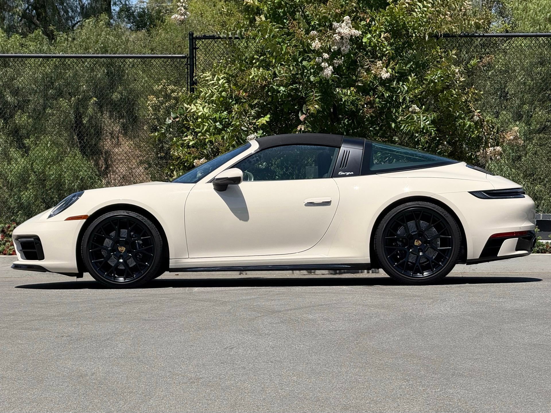 Certified 2024 Porsche 911 Targa 4 AWD/4WD image 2