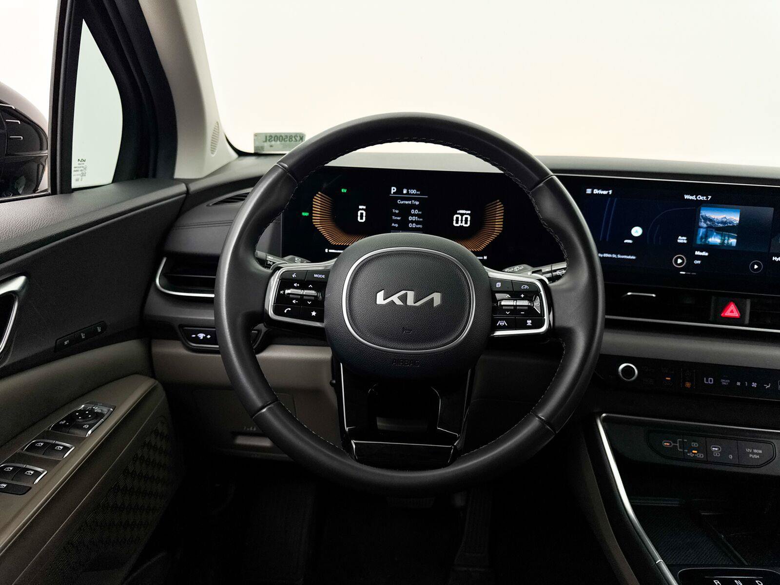 Used 2025 Kia Carnival EX FWD image 3