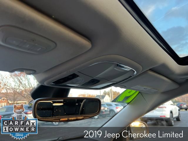 Used 2019 Jeep Cherokee Limited image 32