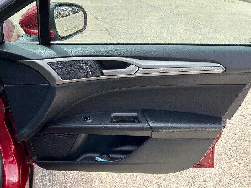 Used 2019 Ford Fusion SE image 18