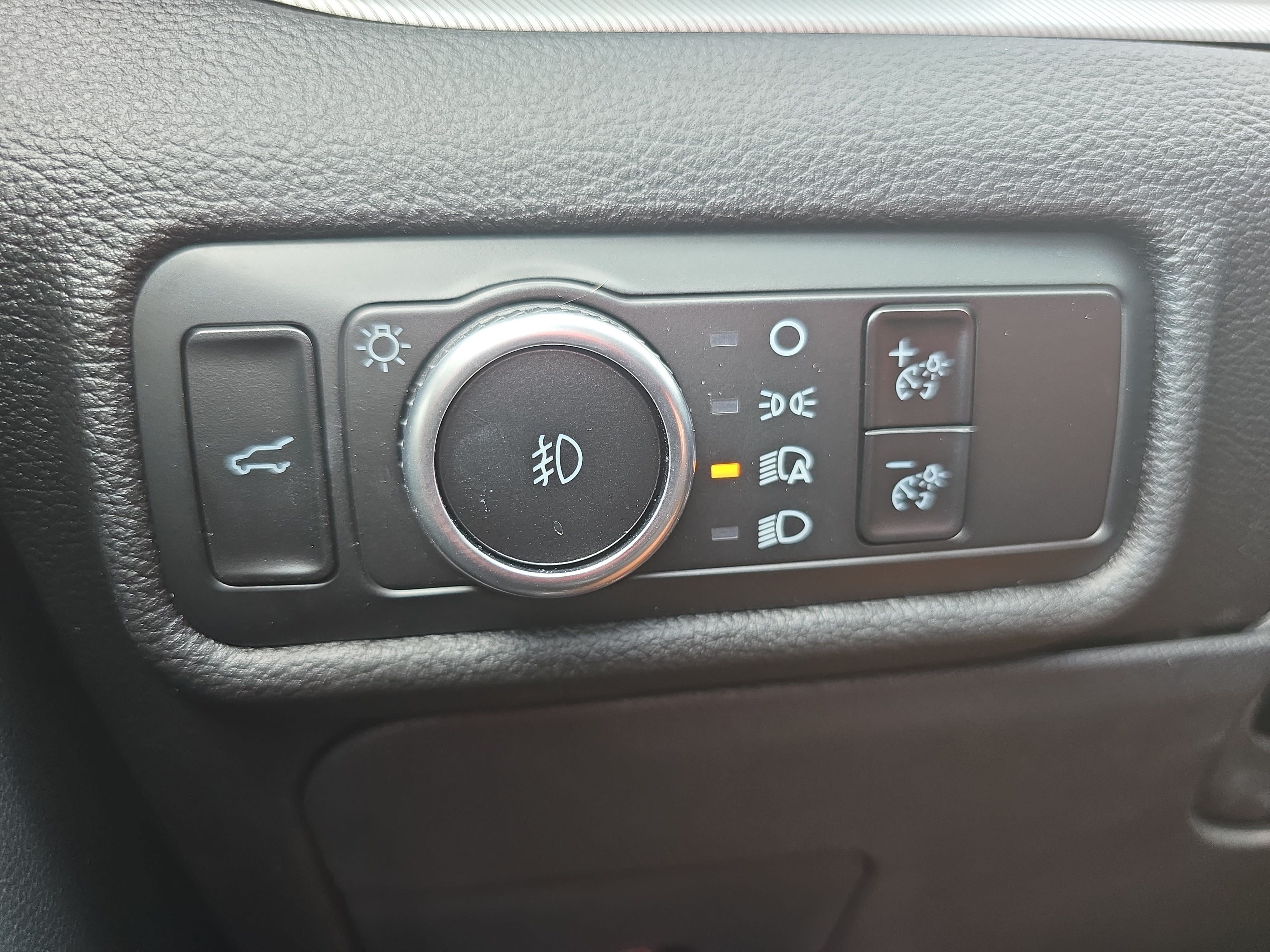 Used 2023 Ford Explorer XLT w/ Equipment Group 202A RWD image 28