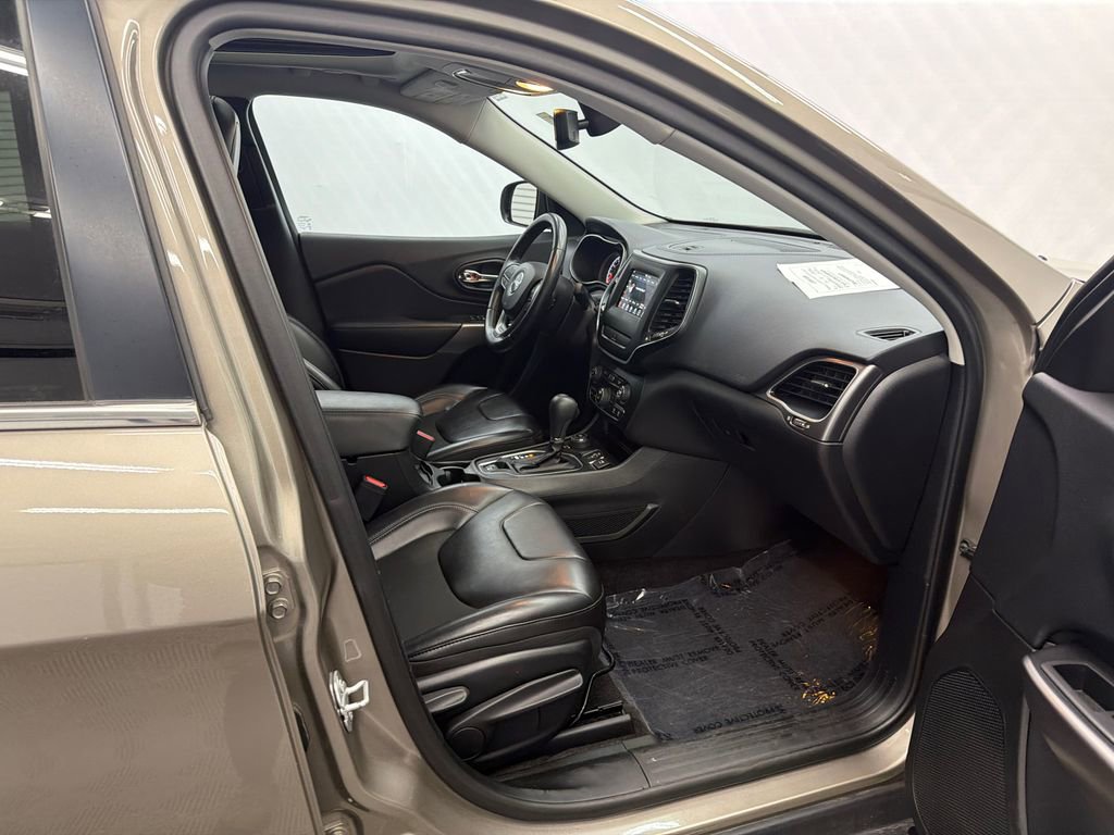 Used 2019 Jeep Cherokee Latitude Plus w/ Comfort/Convenience Group image 14