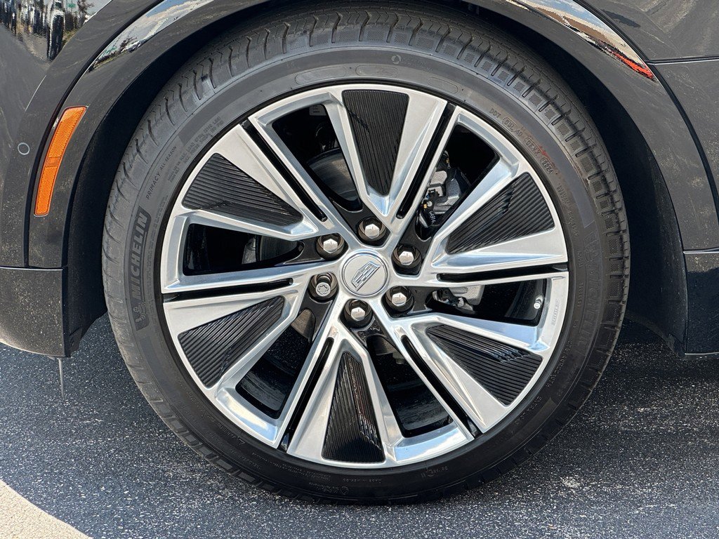 New 2025 Cadillac Lyriq Luxury w/ LPO, Floor Liner Package AWD/4WD image 5