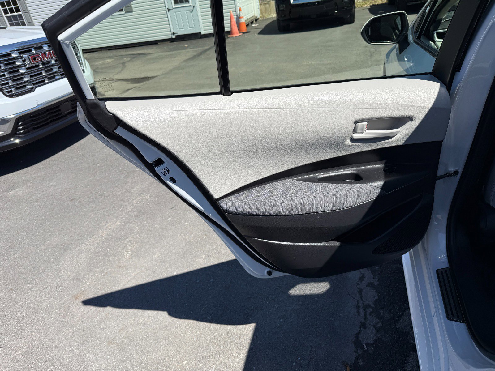 Used 2023 Toyota Corolla LE w/ Carpet Mat Package (TMS) image 17