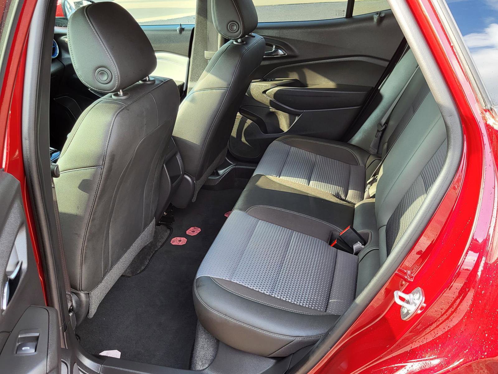 Used 2025 Chevrolet Trax LT w/ LT Convenience Package image 13