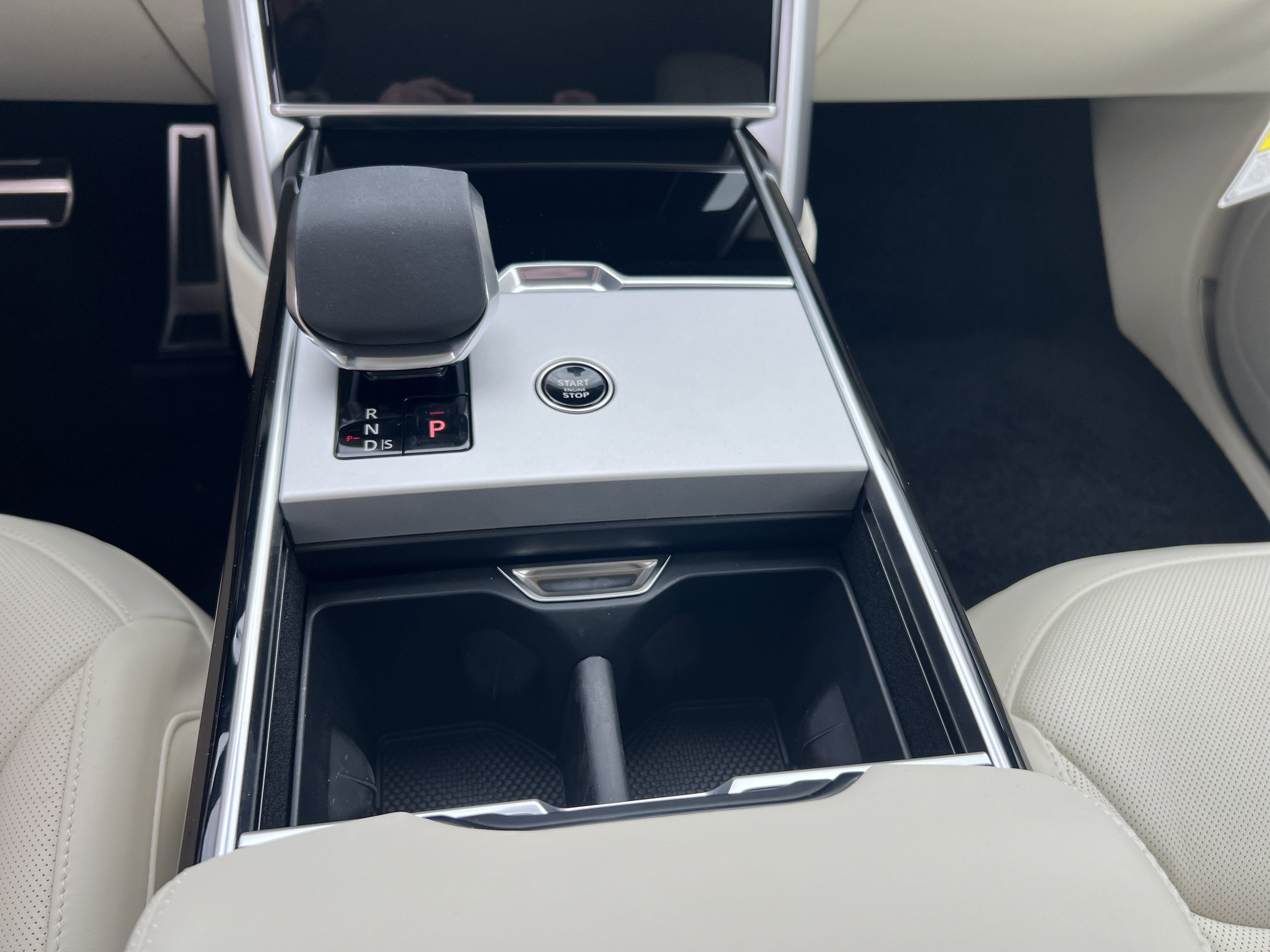 New 2025 Land Rover Range Rover SE image 14