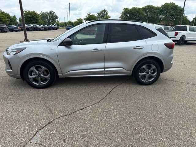 Used 2023 Ford Escape ST-Line w/ Tech Pack #1 AWD/4WD image 3
