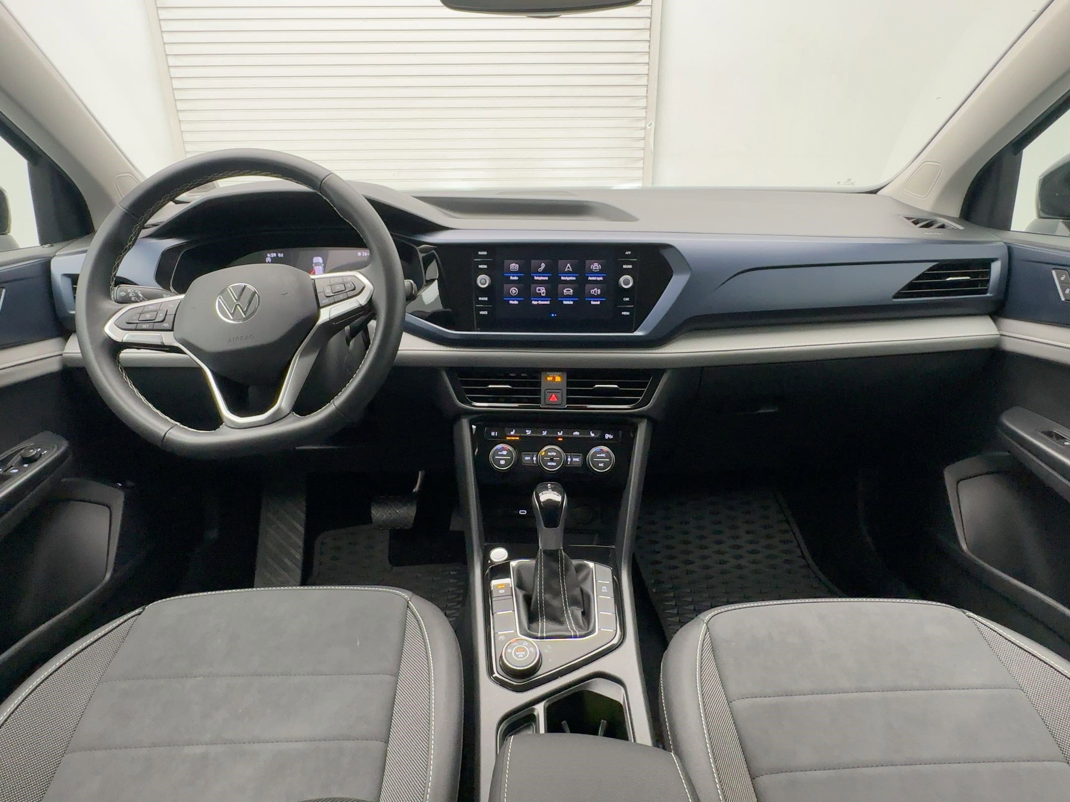 Used 2024 Volkswagen Taos SE image 15