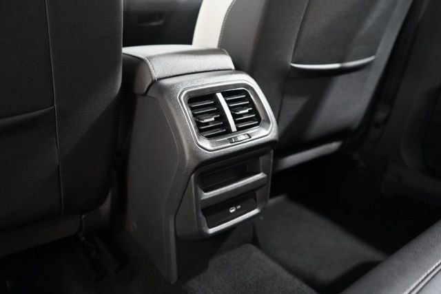 Used 2025 Volkswagen Taos SE AWD/4WD image 31
