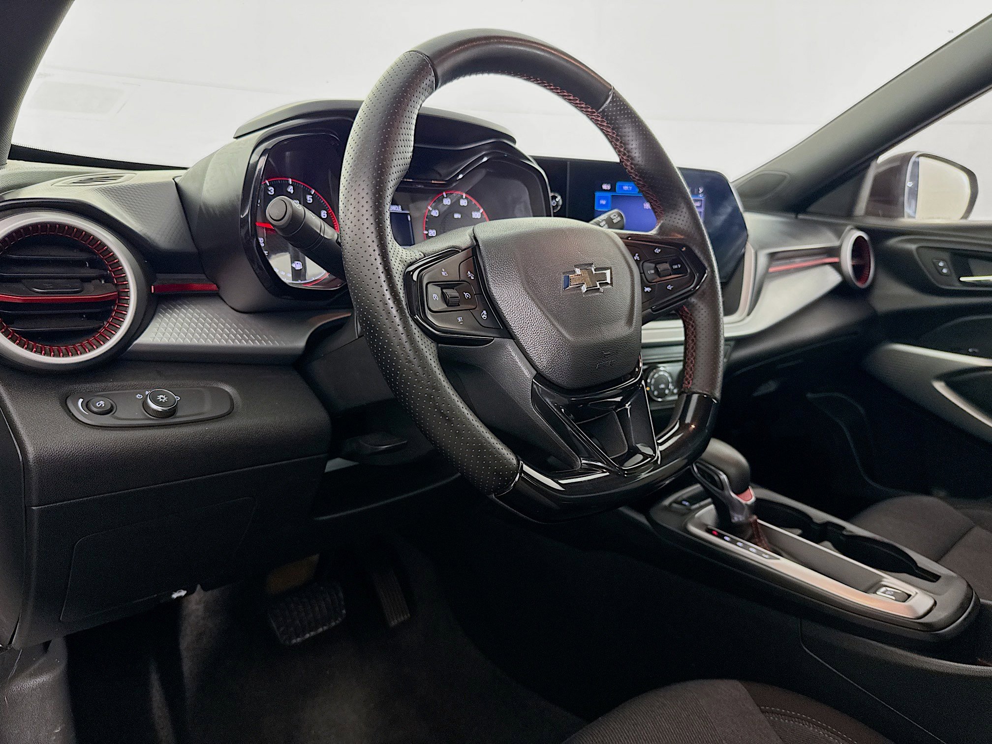 Used 2024 Chevrolet Trax RS w/ Sunroof Package FWD image 21