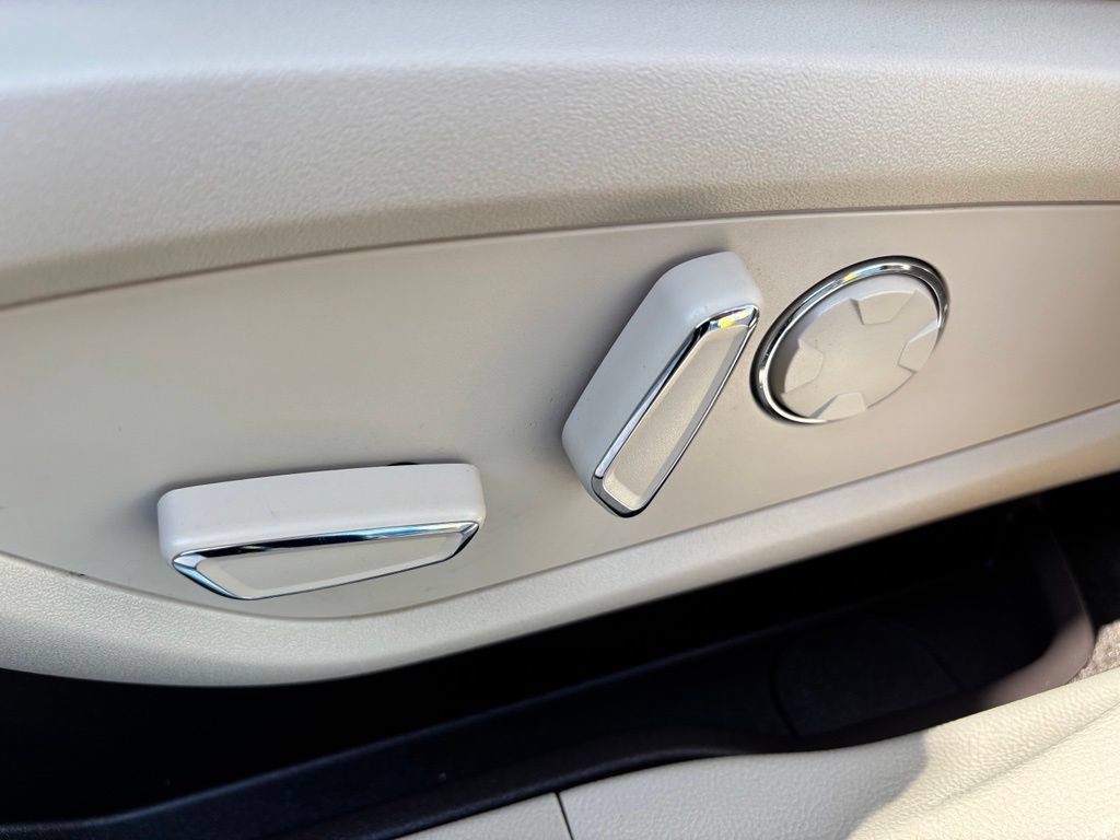 Used 2019 Lincoln MKC Reserve w/ MKC Technology Package FWD image 11