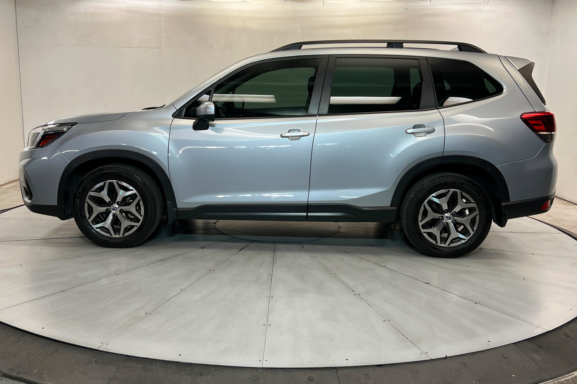 Used 2021 Subaru Forester Premium AWD/4WD image 2