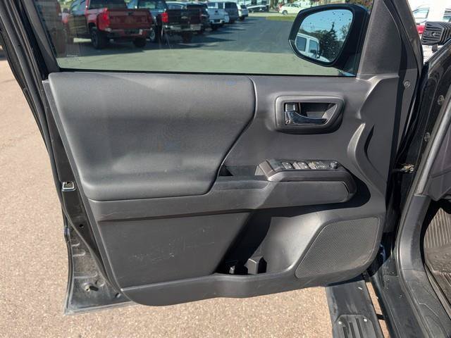 Used 2022 Toyota Tacoma TRD Off-Road AWD/4WD image 9