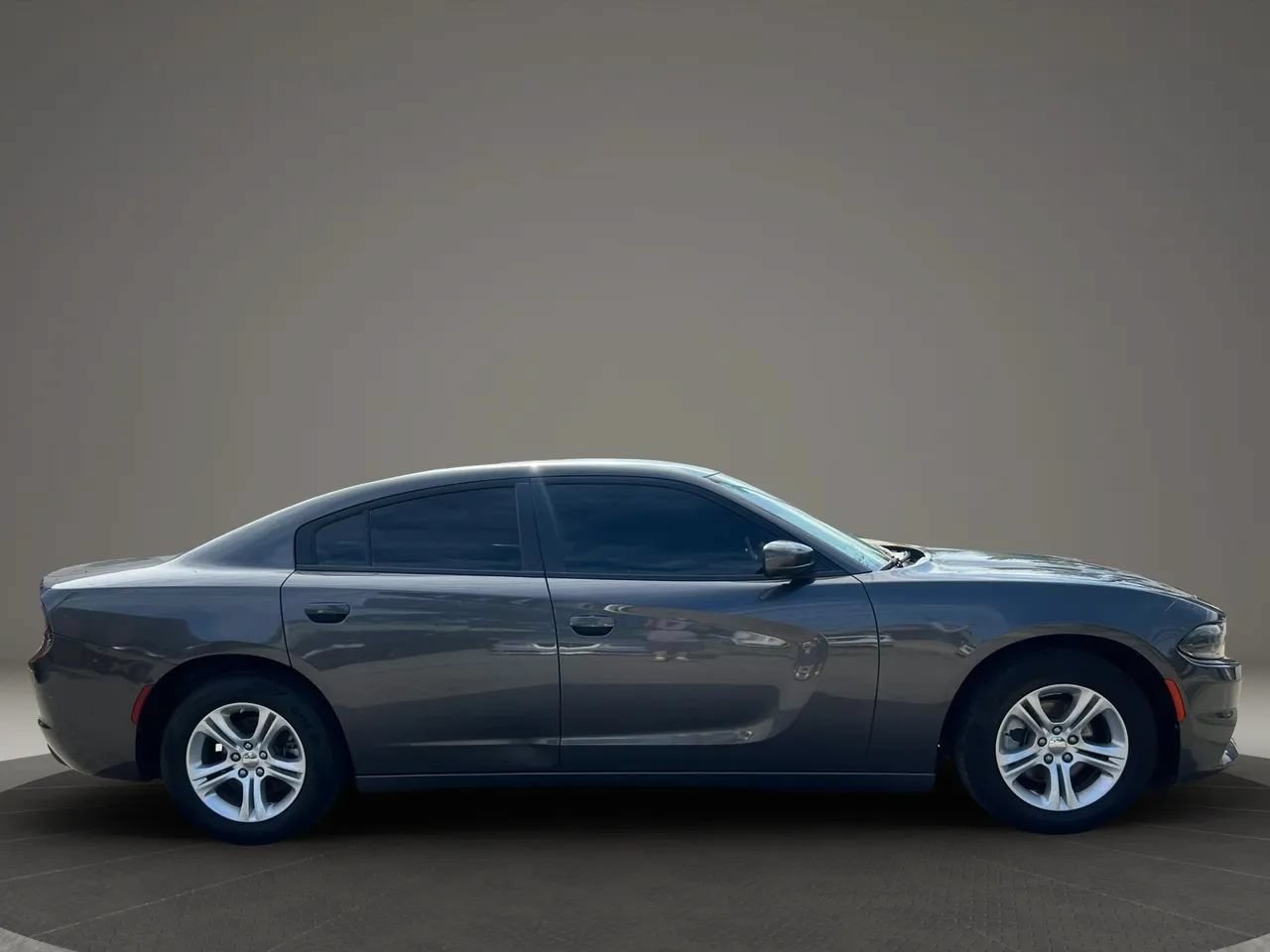 Used 2022 Dodge Charger SXT RWD image 4