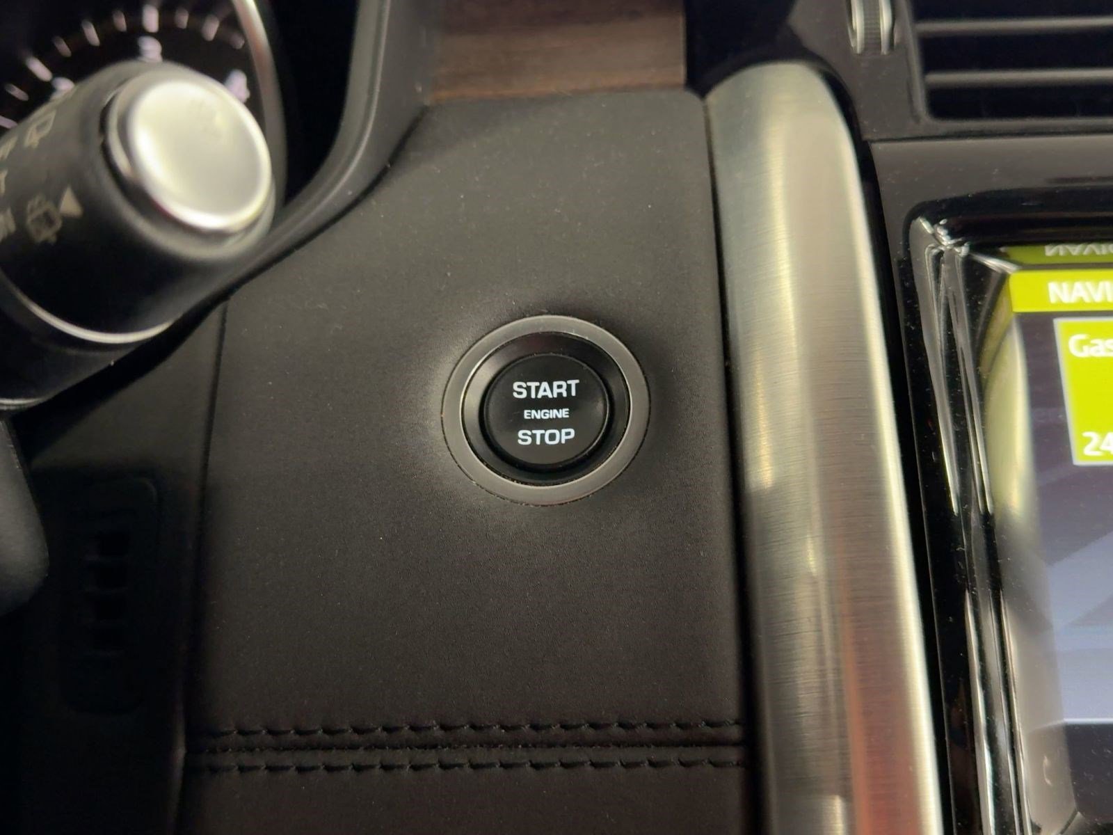 Used 2017 Land Rover Discovery HSE image 26