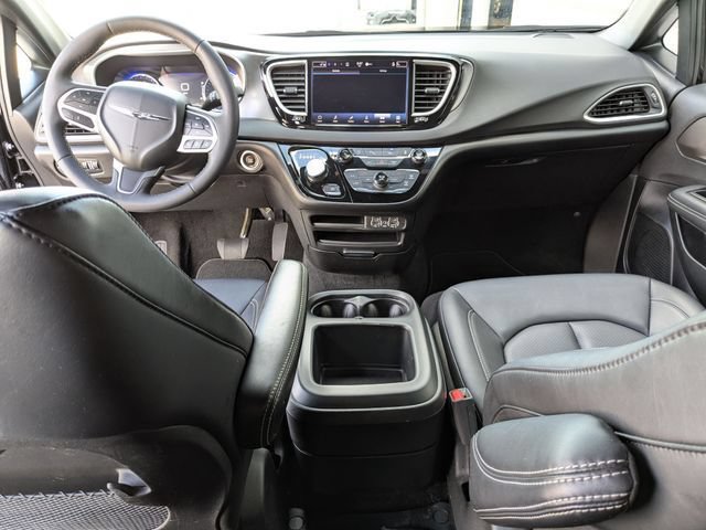 Used 2025 Chrysler Pacifica Select FWD image 4