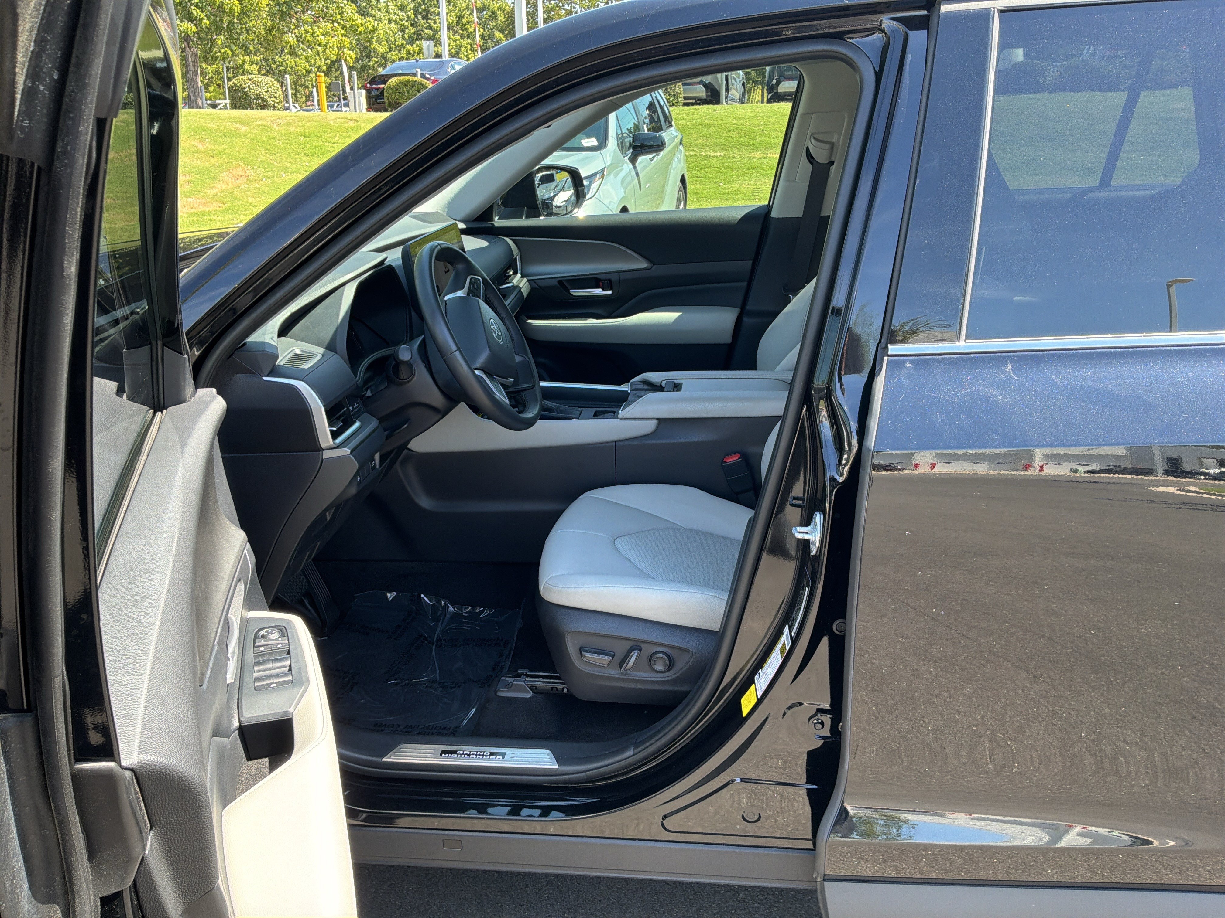 Used 2025 Toyota Grand Highlander FWD image 16