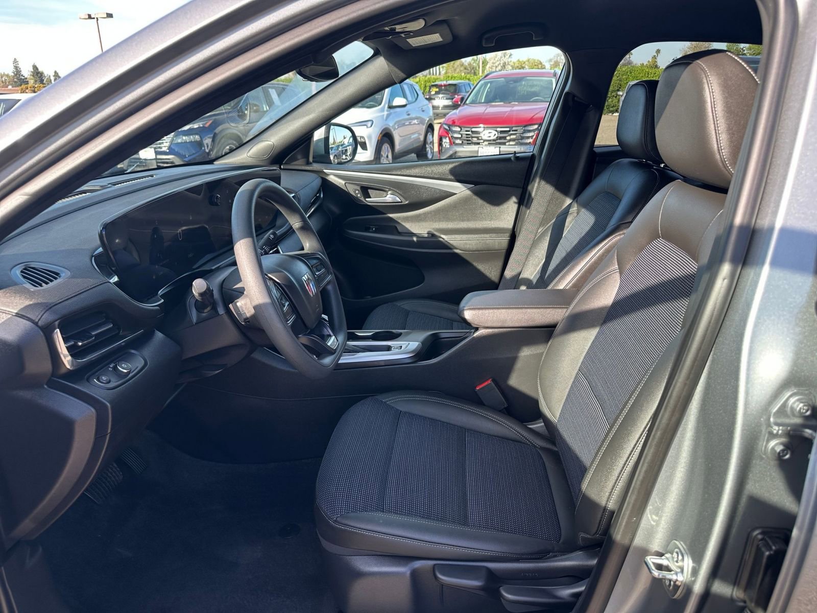 Used 2025 Buick Envista Preferred image 28