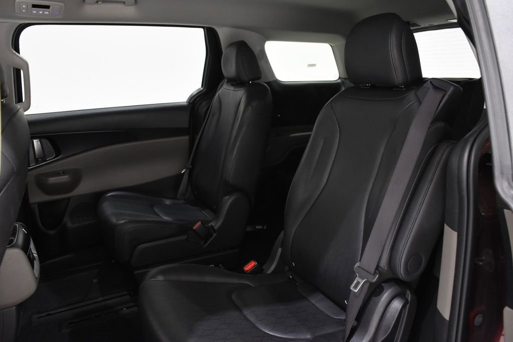 Used 2025 Kia Carnival FWD image 28