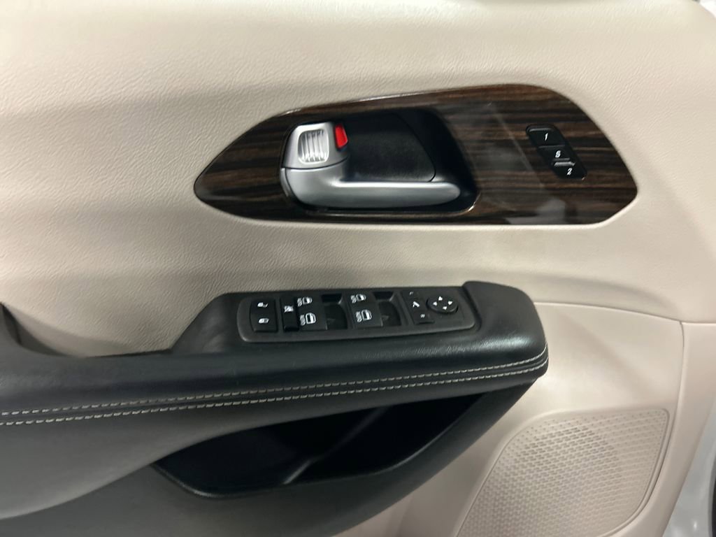 Used 2024 Chrysler Pacifica Limited image 14