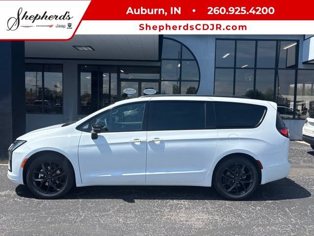New 2027 Chrysler Pacifica Limited w/ S Appearance Package