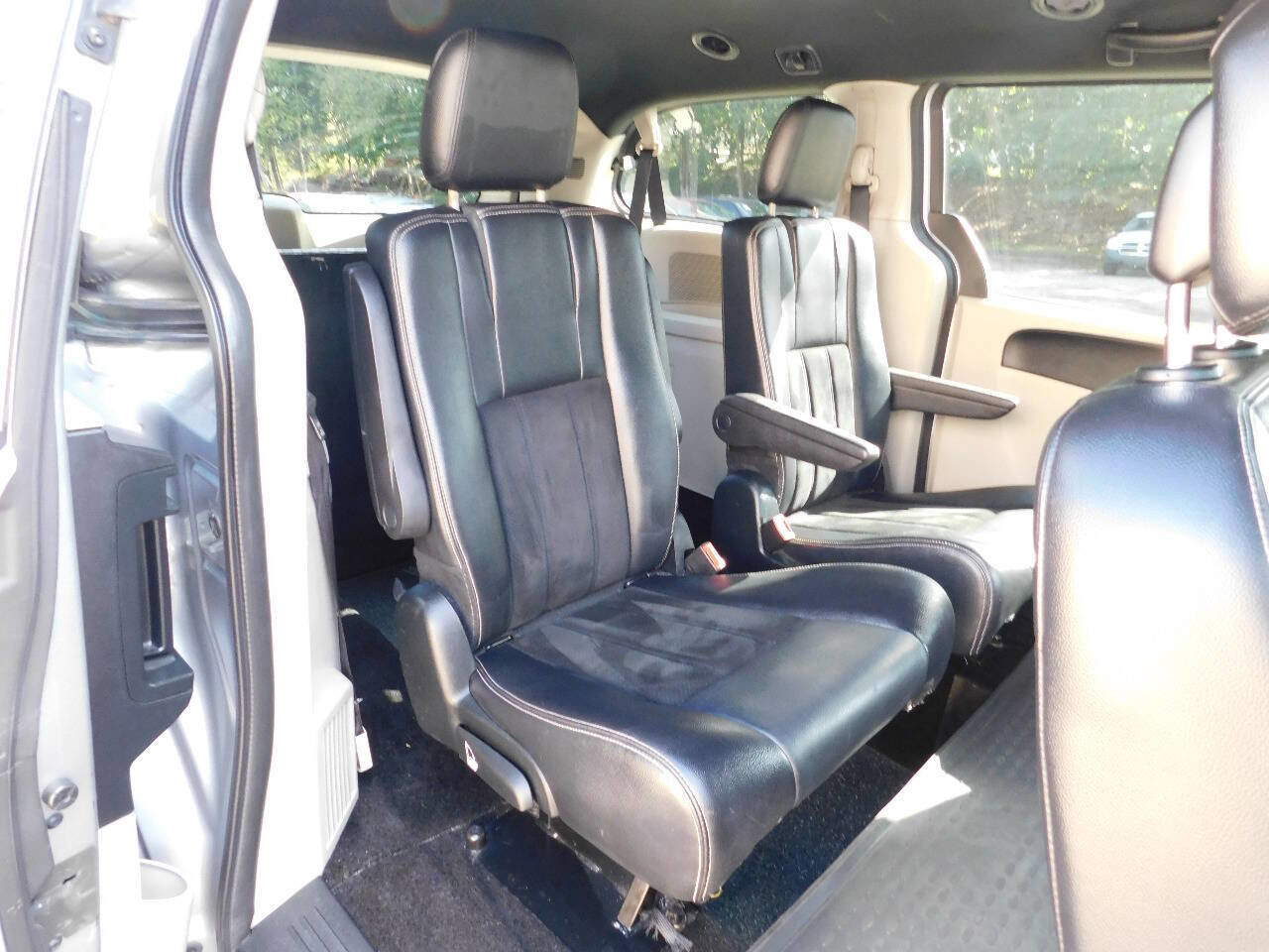 Used 2017 Dodge Grand Caravan SXT image 21