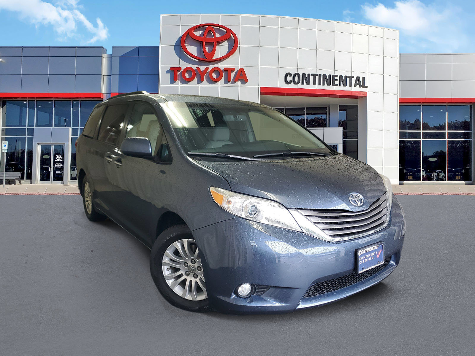 Used 2015 Toyota Sienna XLE FWD image 2