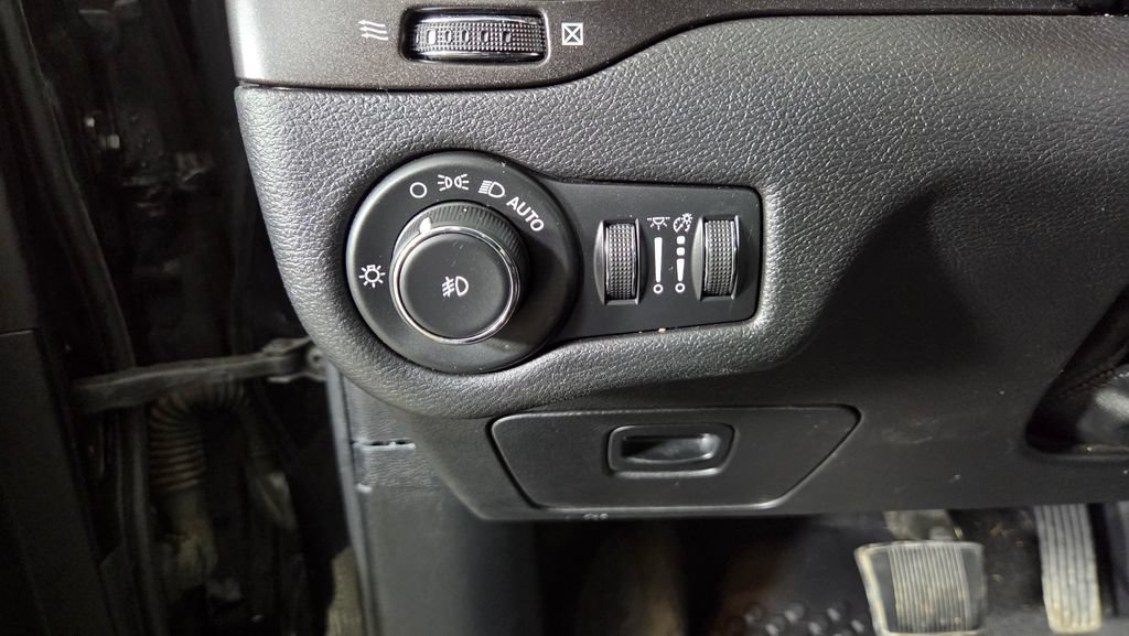 Used 2020 Jeep Cherokee Trailhawk AWD/4WD image 19