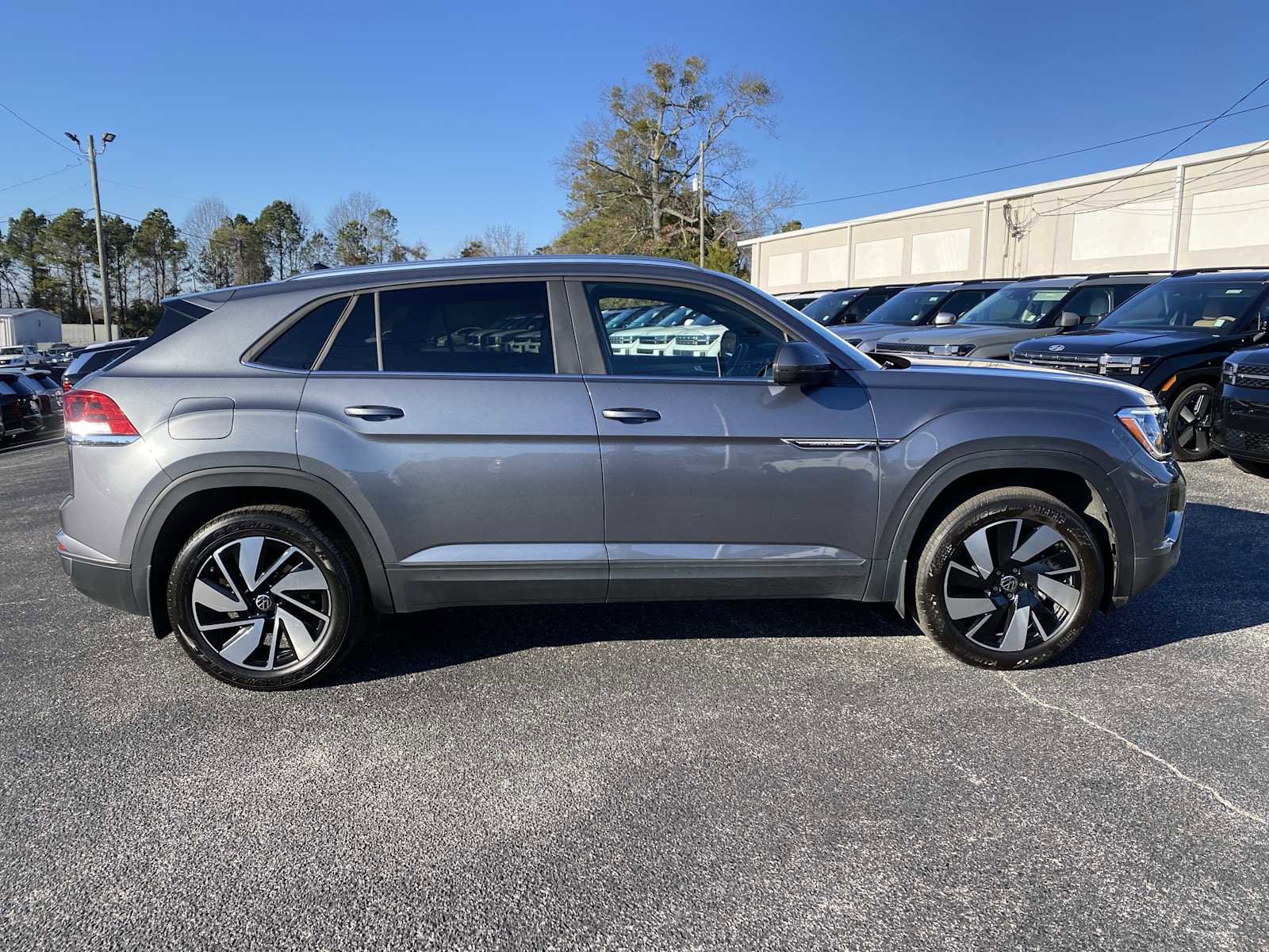 Used 2024 Volkswagen Atlas Cross Sport SE image 4