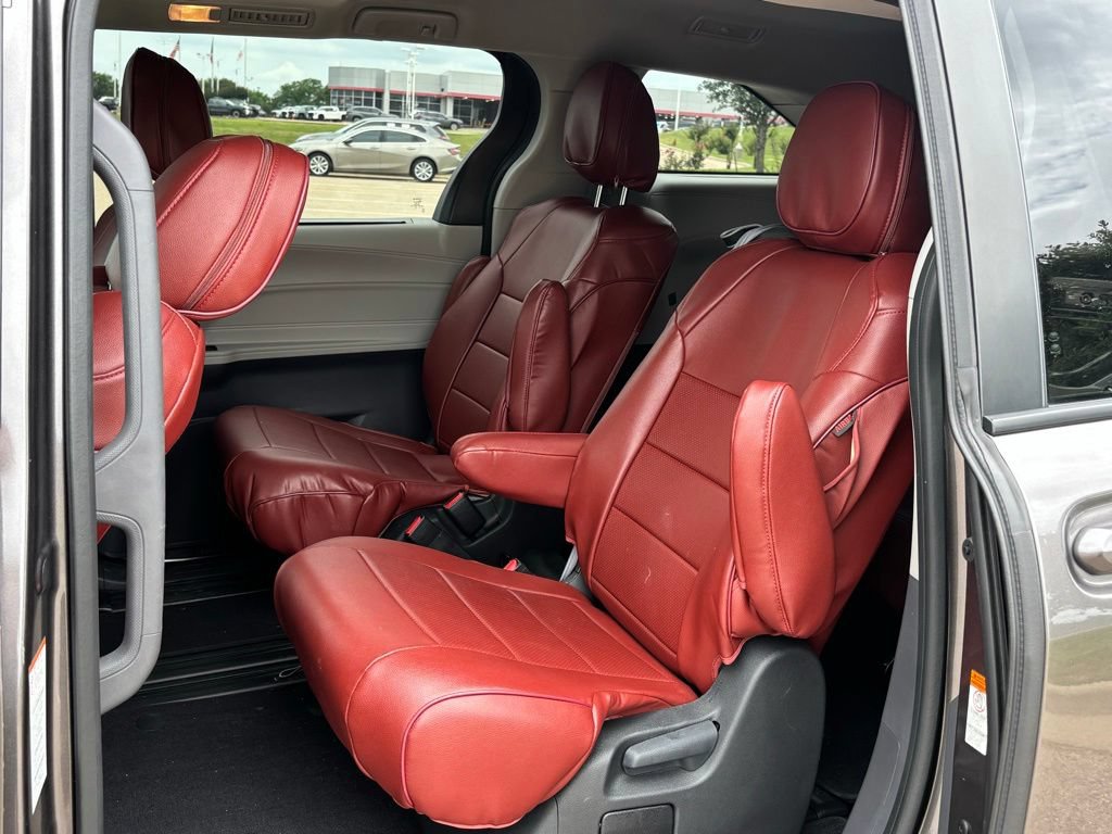Used 2024 Toyota Sienna LE w/ LE Plus Package FWD image 9
