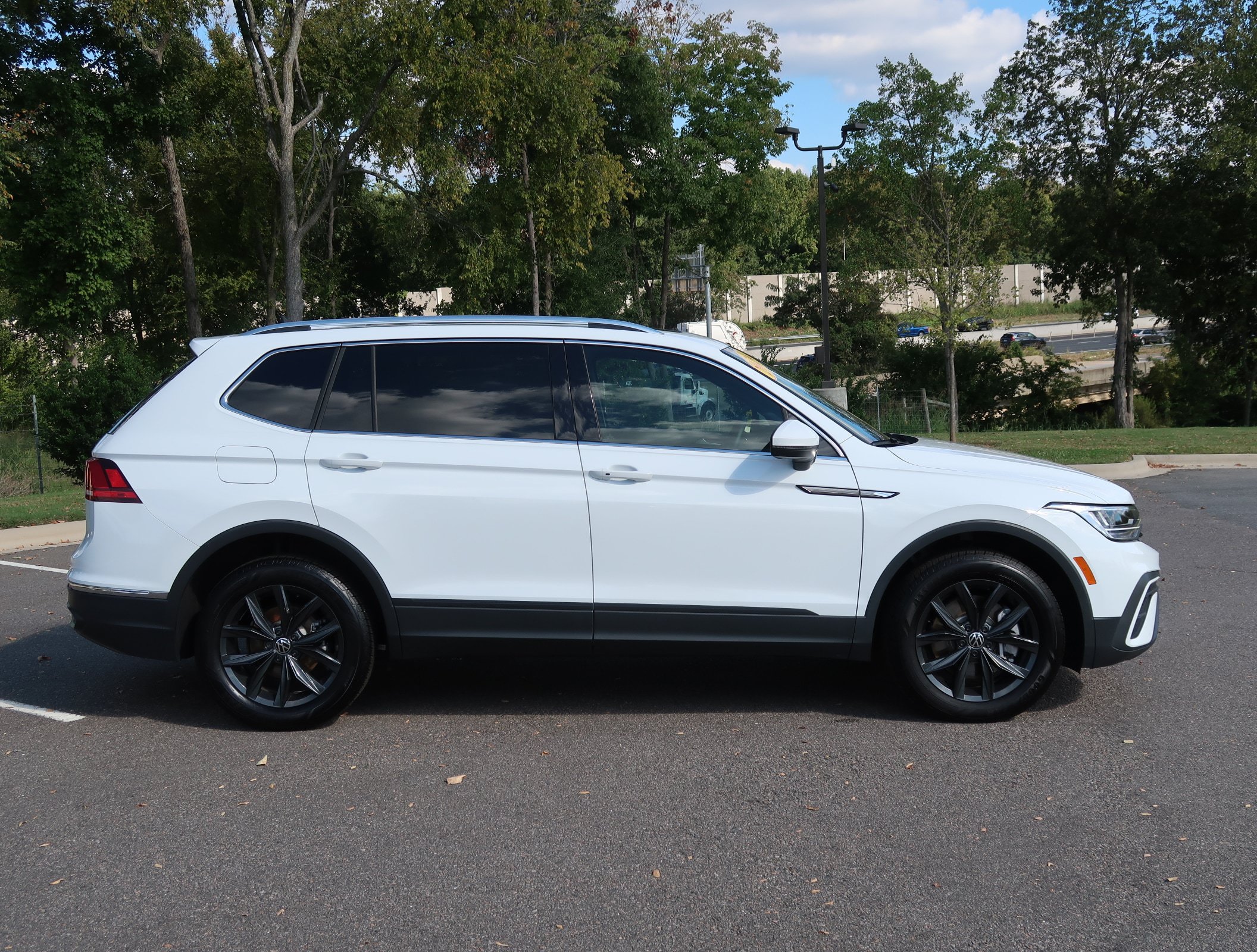 Used 2024 Volkswagen Tiguan SE FWD image 9