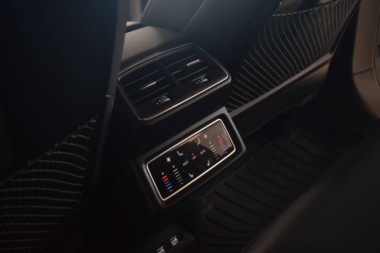 Used 2019 Audi e-tron Prestige w/ Prestige Package AWD/4WD image 63
