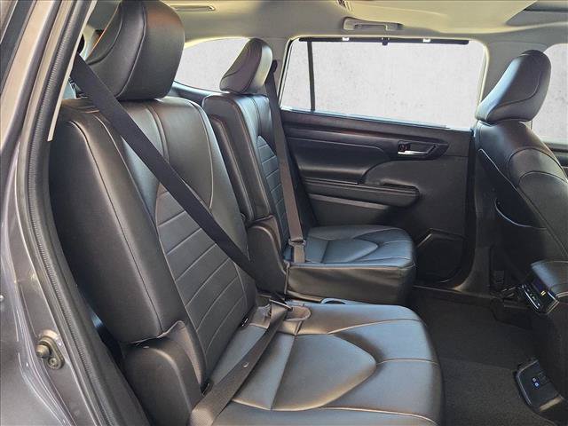 Used 2022 Toyota Highlander XLE FWD image 19