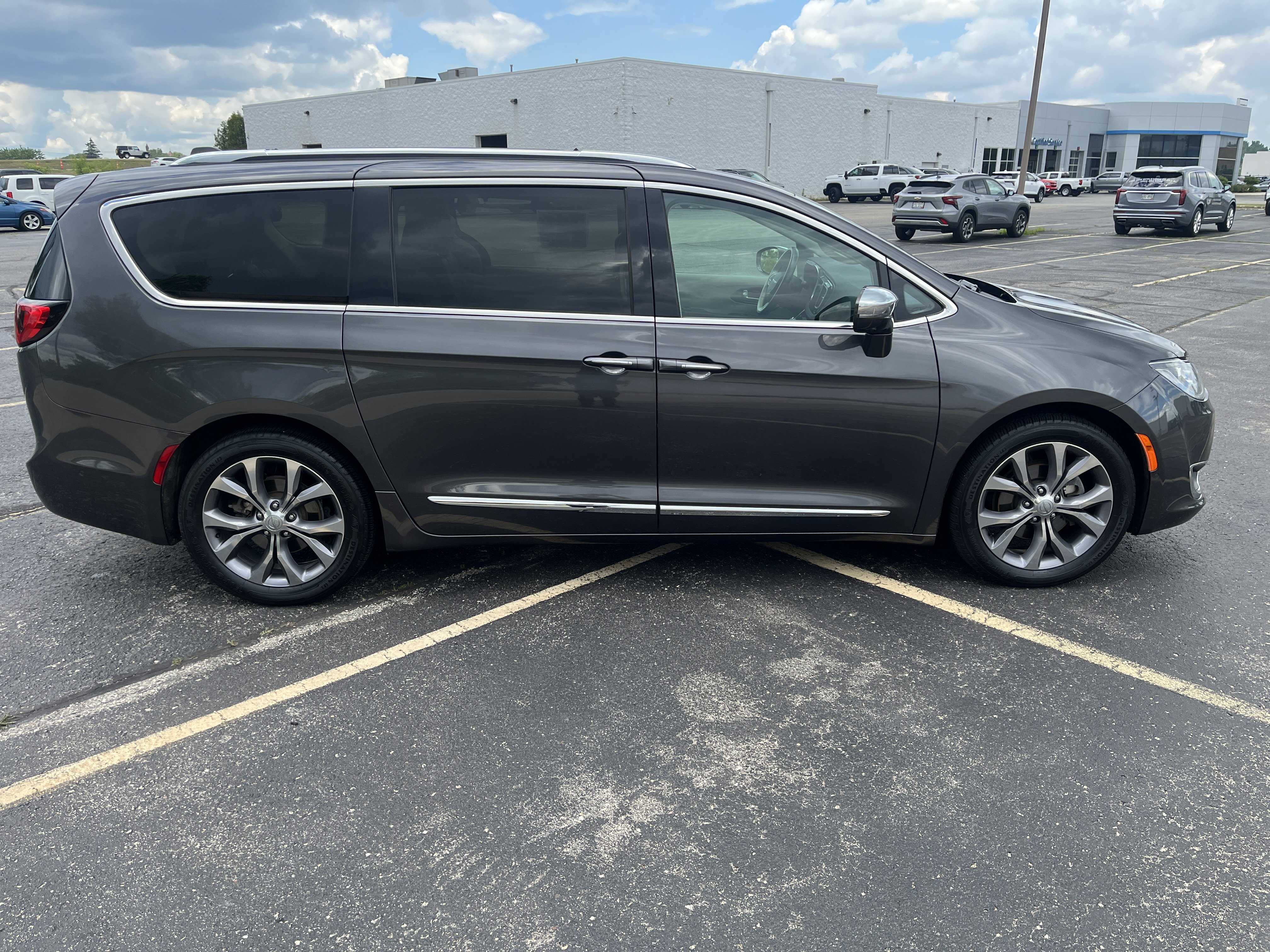 Used 2019 Chrysler Pacifica Limited w/ Tire & Wheel Group FWD image 7