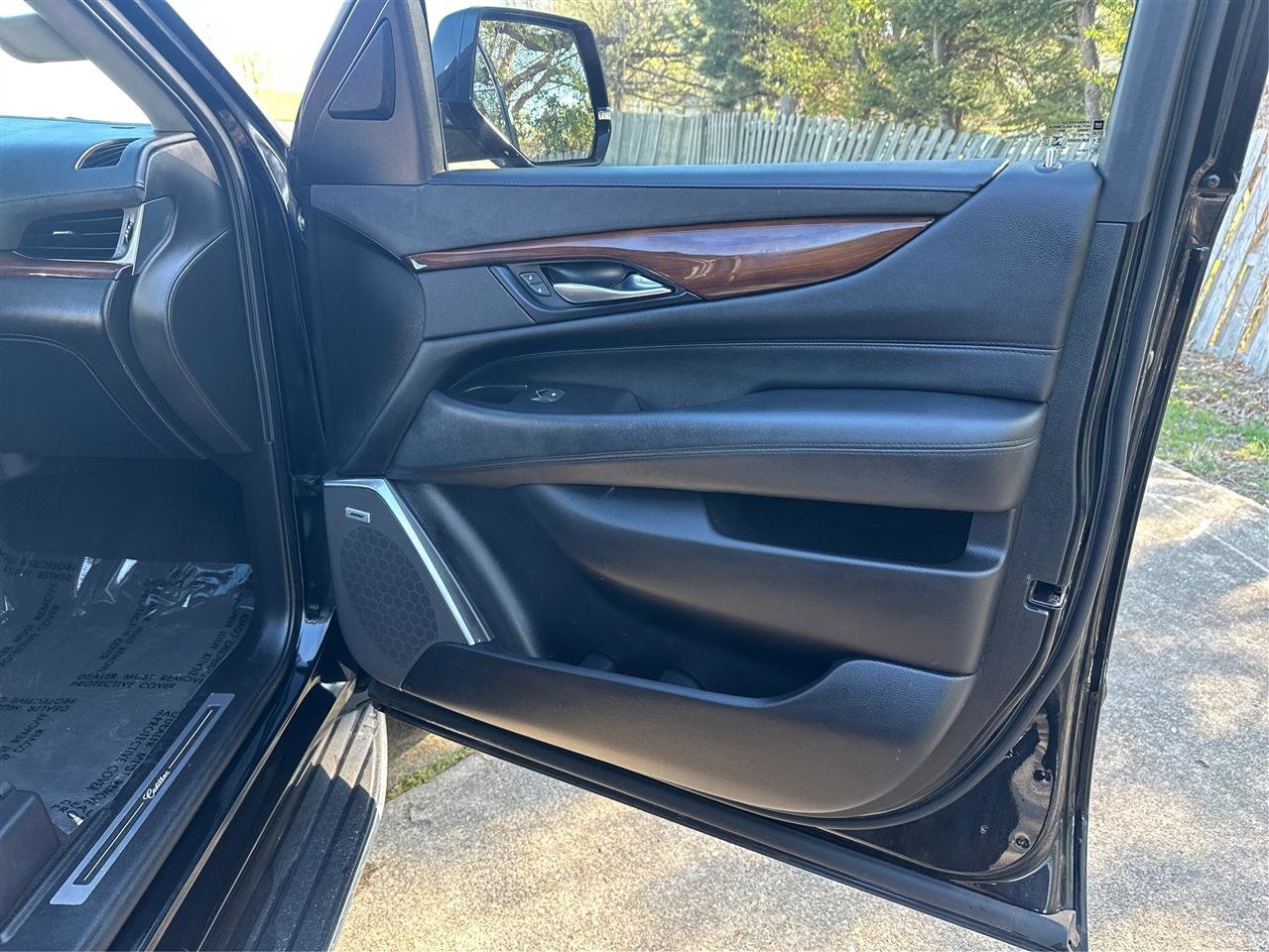 Used 2019 Cadillac Escalade Luxury w/ Escalade Sport Edition AWD/4WD image 23