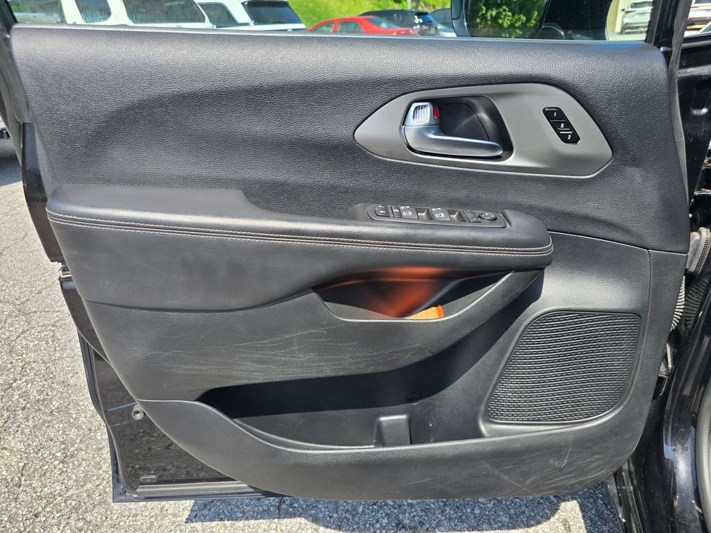 Used 2025 Chrysler Pacifica Select FWD image 44