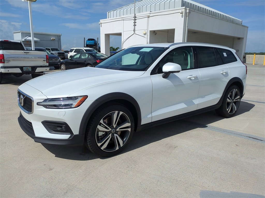 New 2026 Volvo V60 B5 Cross Country Plus w/ Protection Package Premier image 4