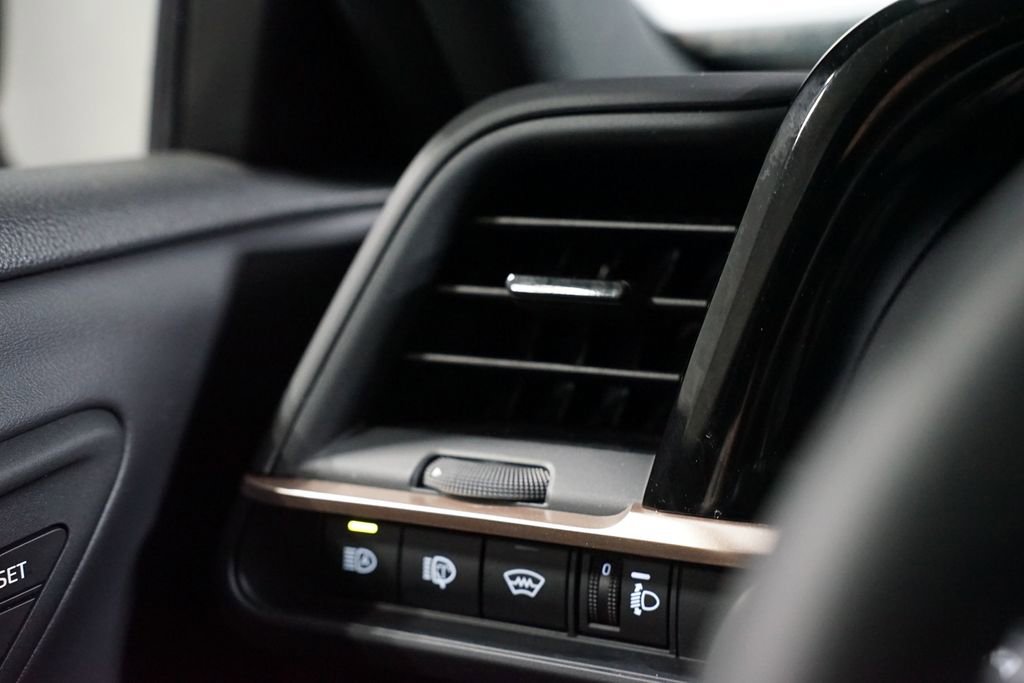 Certified 2025 Toyota Crown Signia image 25