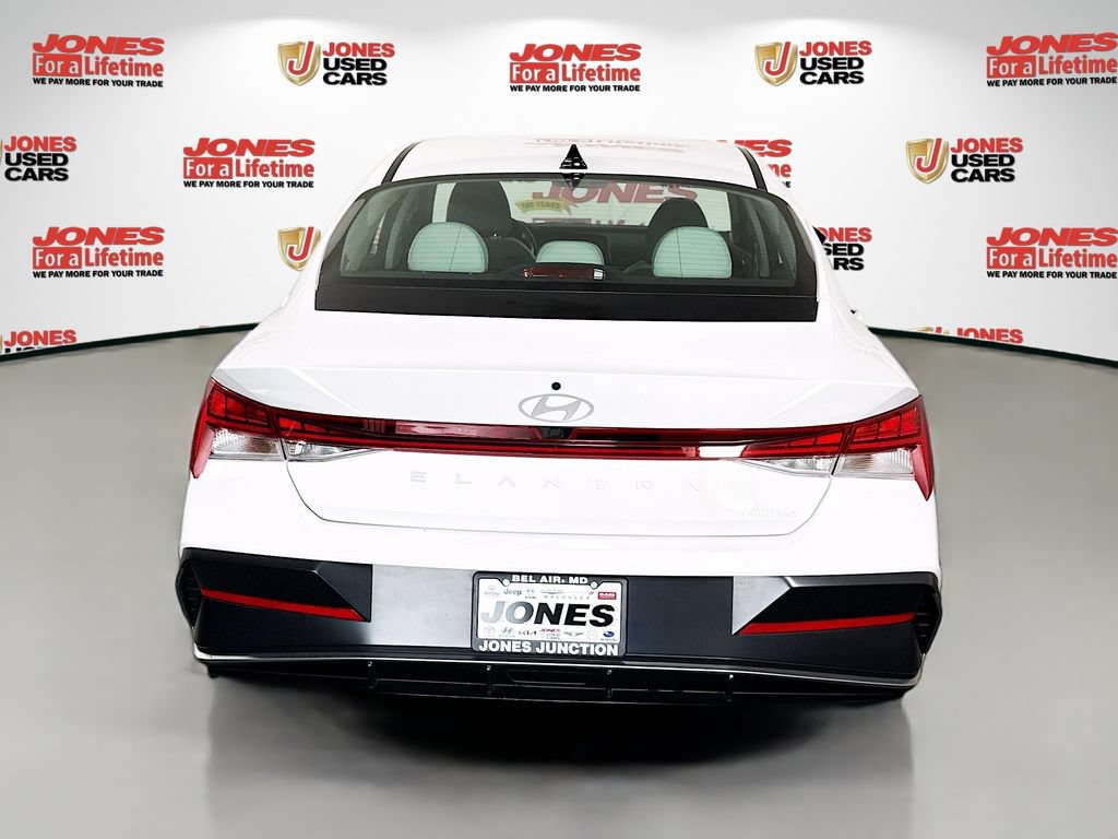 Certified 2025 Hyundai Elantra Limited FWD image 18