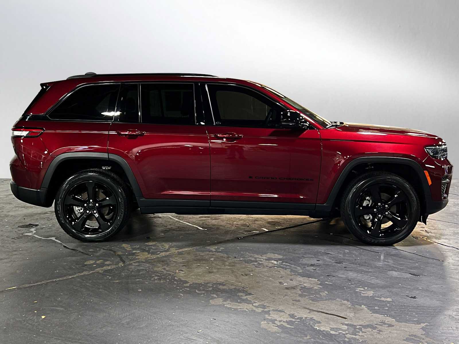 Used 2023 Jeep Grand Cherokee Altitude AWD/4WD image 2