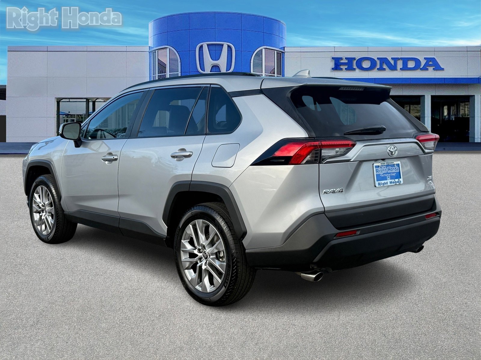 Used 2025 Toyota RAV4 XLE Premium image 4