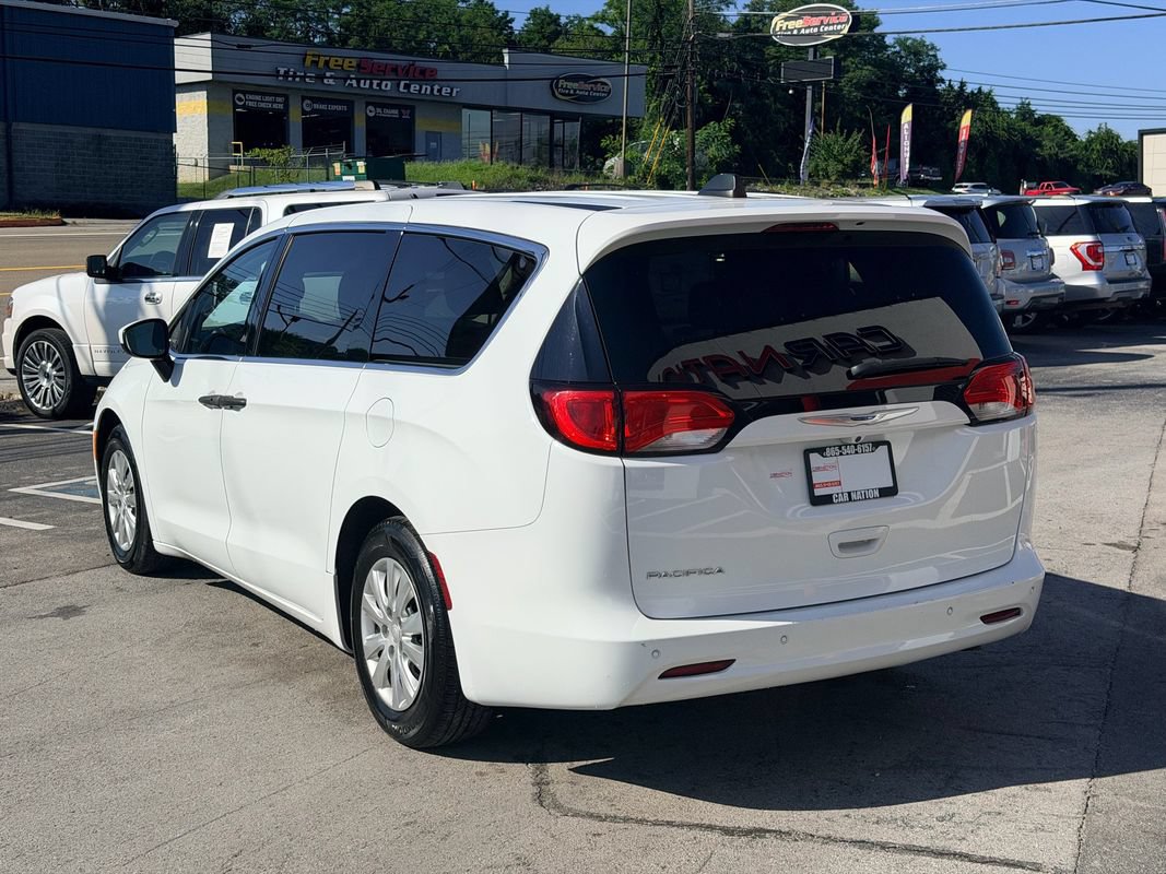 Used 2018 Chrysler Pacifica L FWD image 4