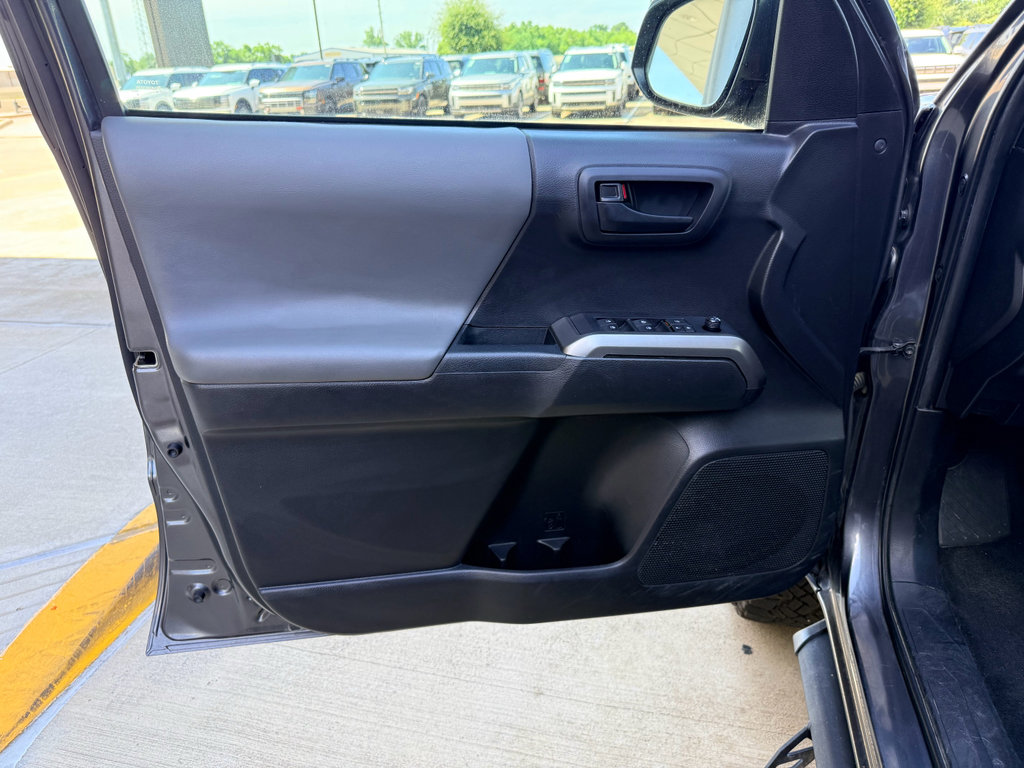 Used 2022 Toyota Tacoma SR5 RWD image 9